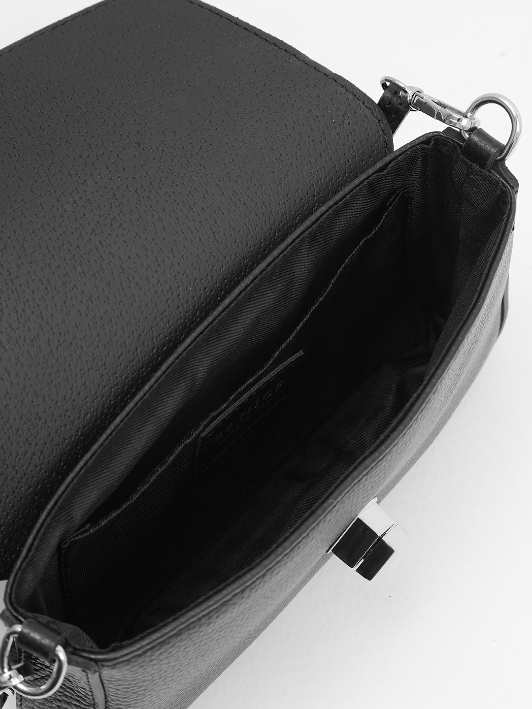 Клатч из натуральной кожи черного цвета с серебристой фурнитурой от BE NICE