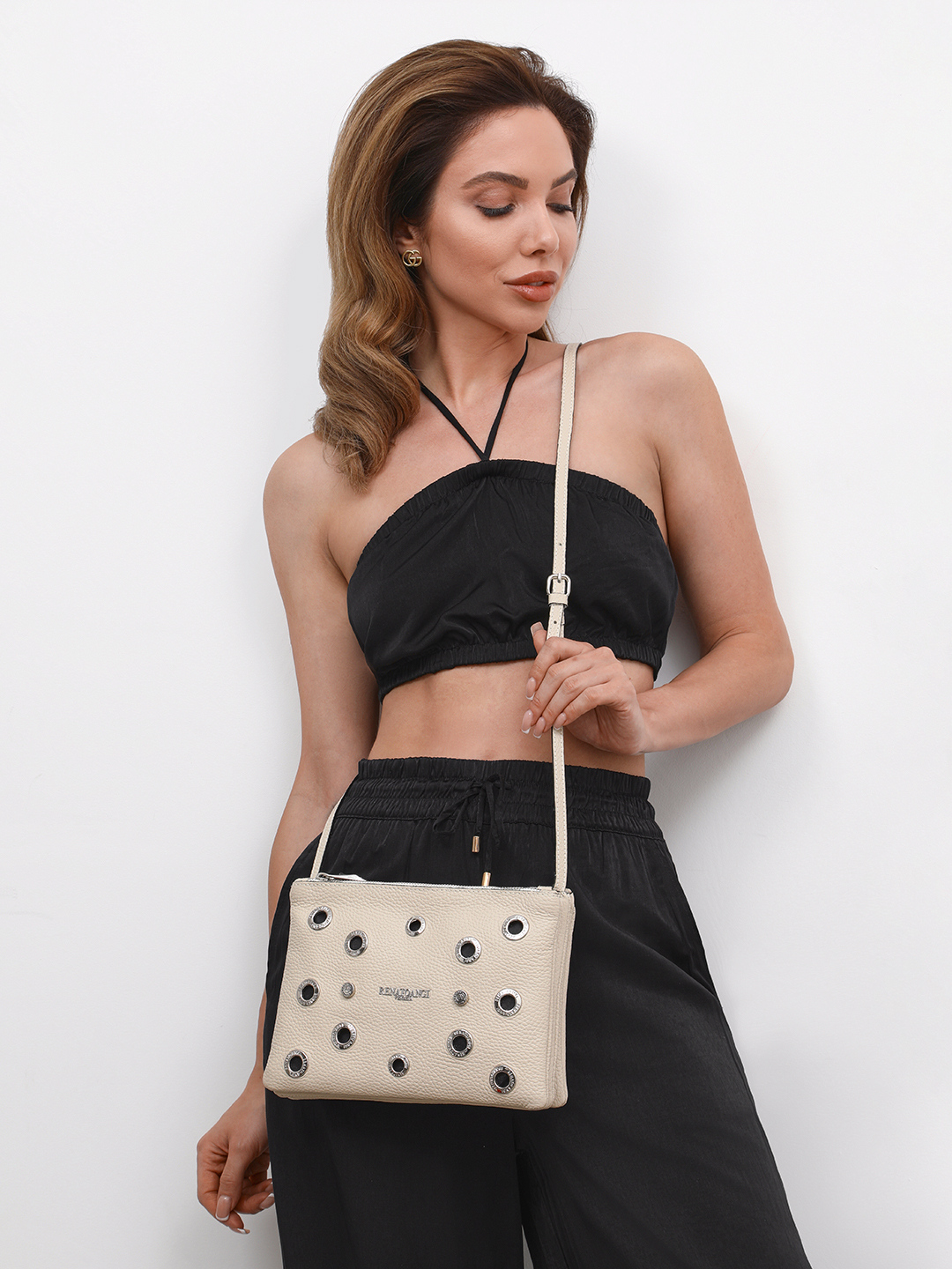 Бежевая кросс-боди с серебристыми люверсами от Renato Angi