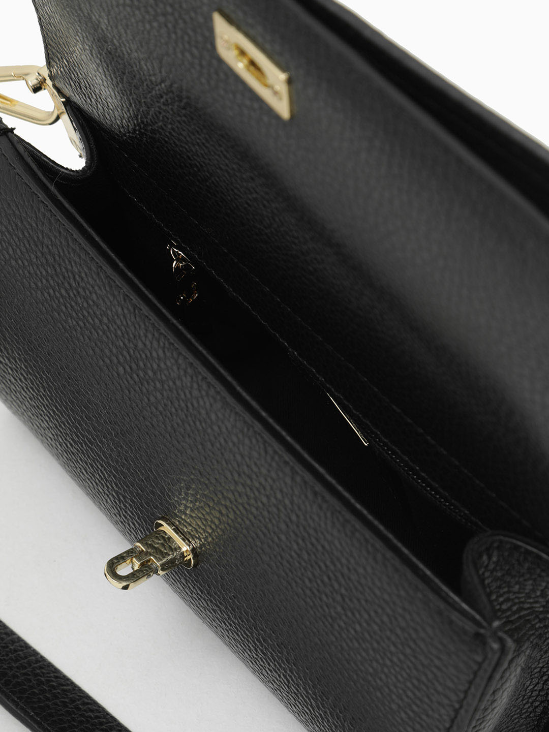 Маленькая сумка-багет от Ripani из натуральной кожи черного цвета