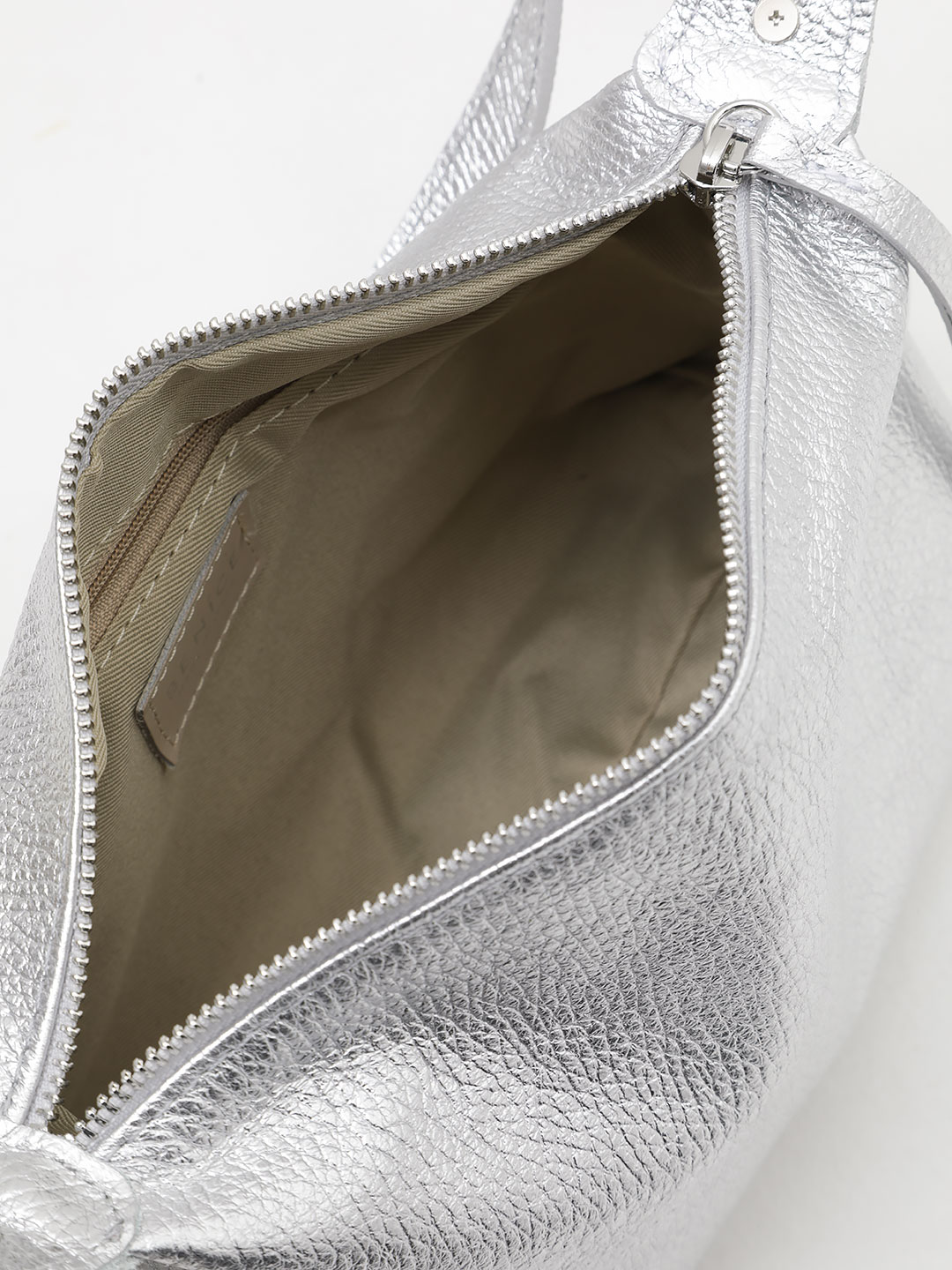 Сумка-багет мягкой формы с регулирующейся ручкой от BE NICE из натуральной кожи в серебристом цвете