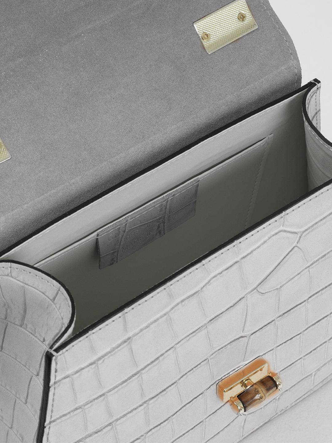 Сумка-сэтчел с поворотной фурнитурой от BE NICE из кожи под крокодила серого оттенка