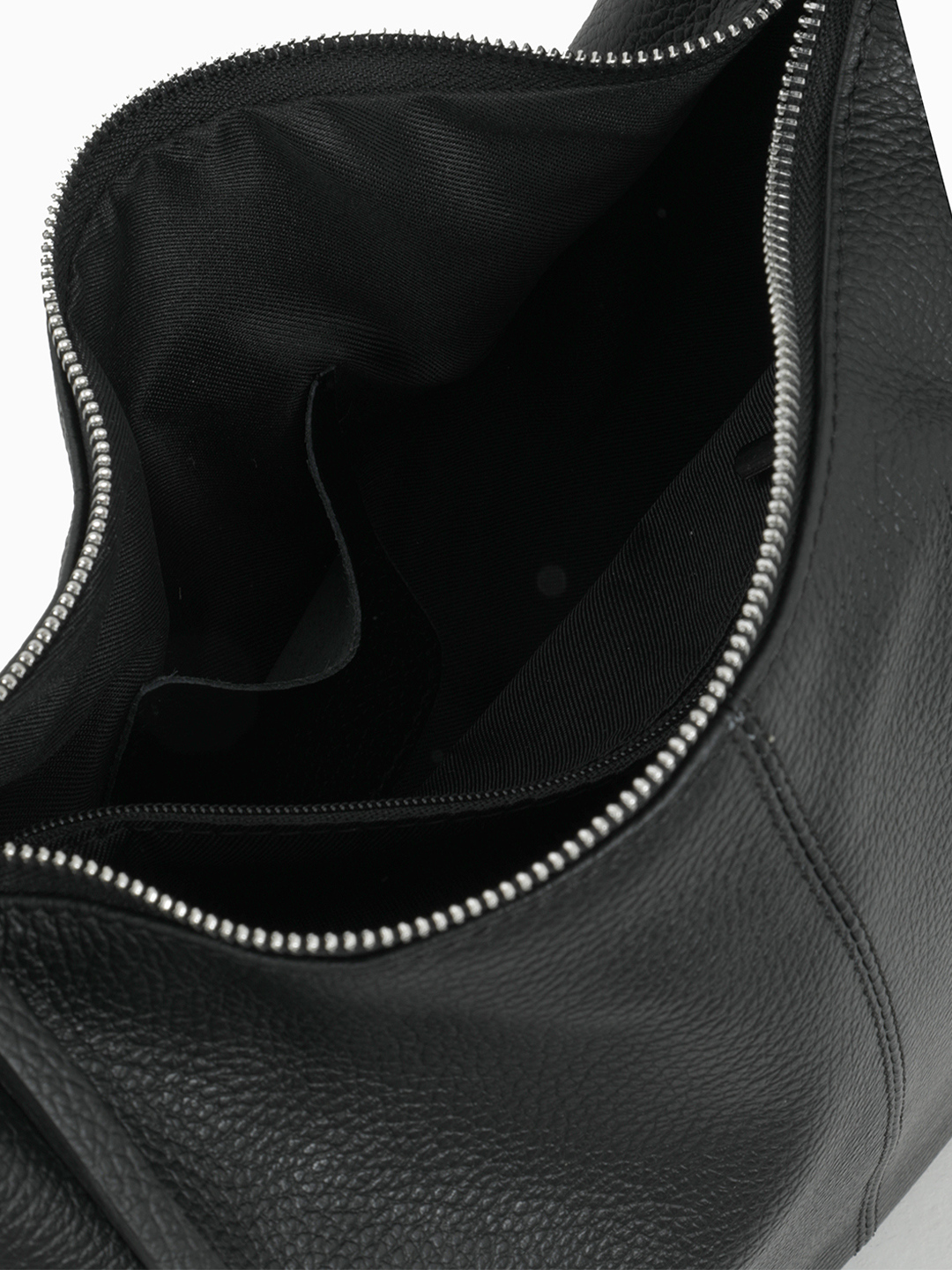 Сумка-хобо с кожаным узлом на ручке от FOLLE в чёрном цвете