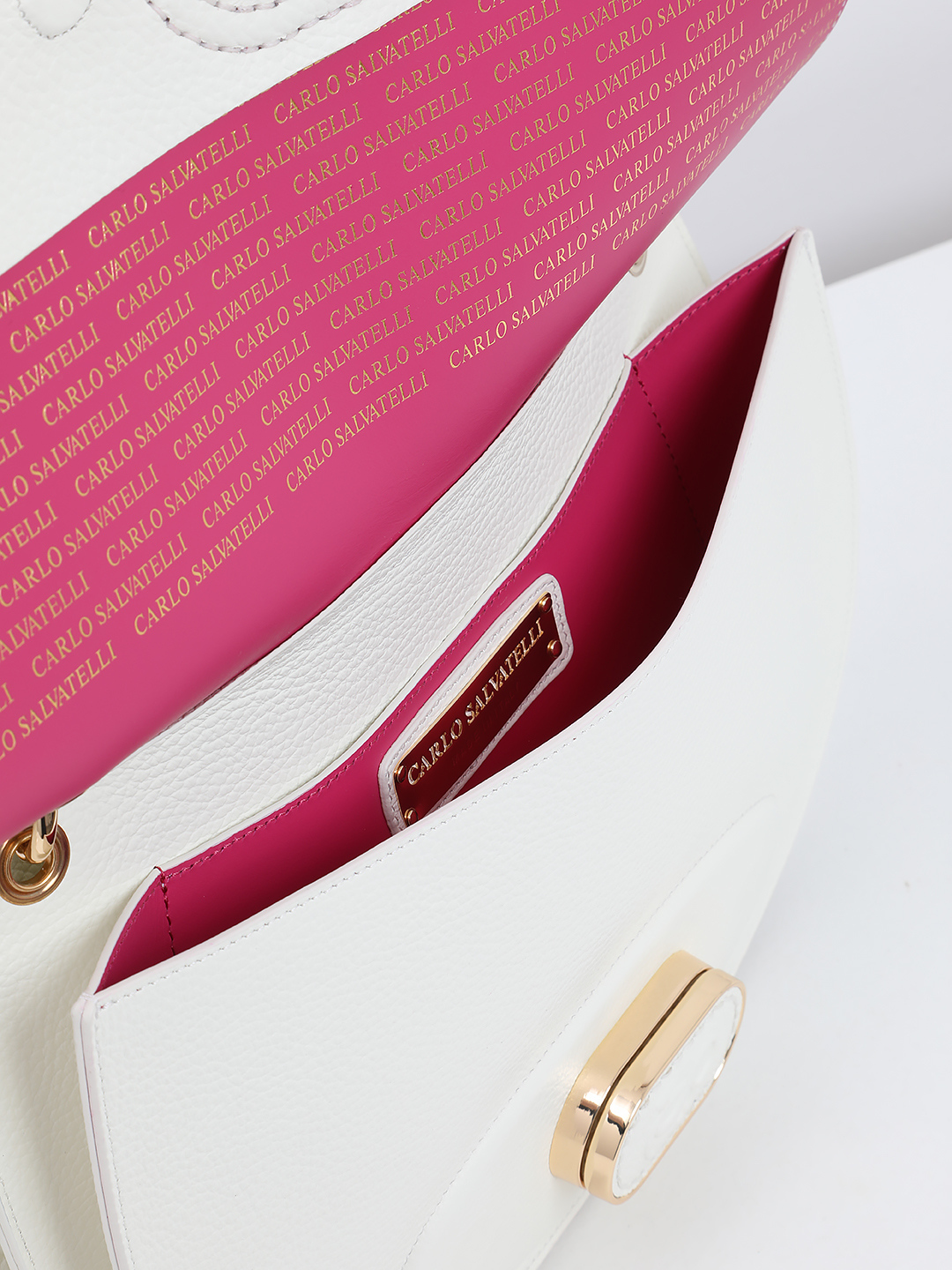 Полукруглая сумка с металлическим внутренним штампом Carlo Salvatelli в молочно-белом цвете