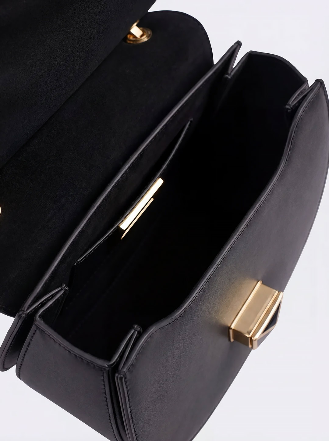 Небольшая сумка полукруглой формы с поворотным замком на фирменной пряжке от Cromia из натуральной черной кожи