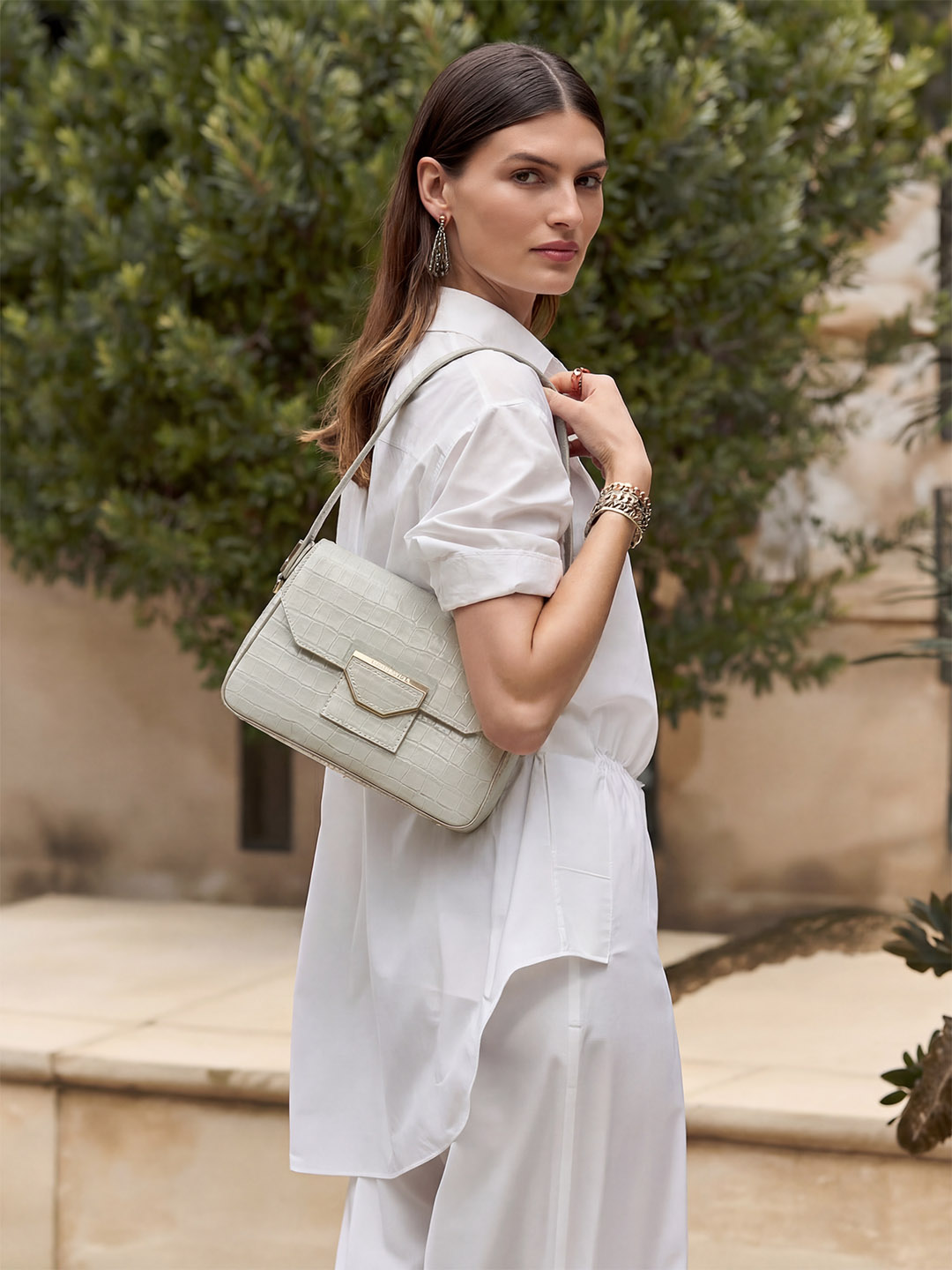 Сумка с клапаном от Gironacci из натуральной кожи под крокодила молочного оттенка