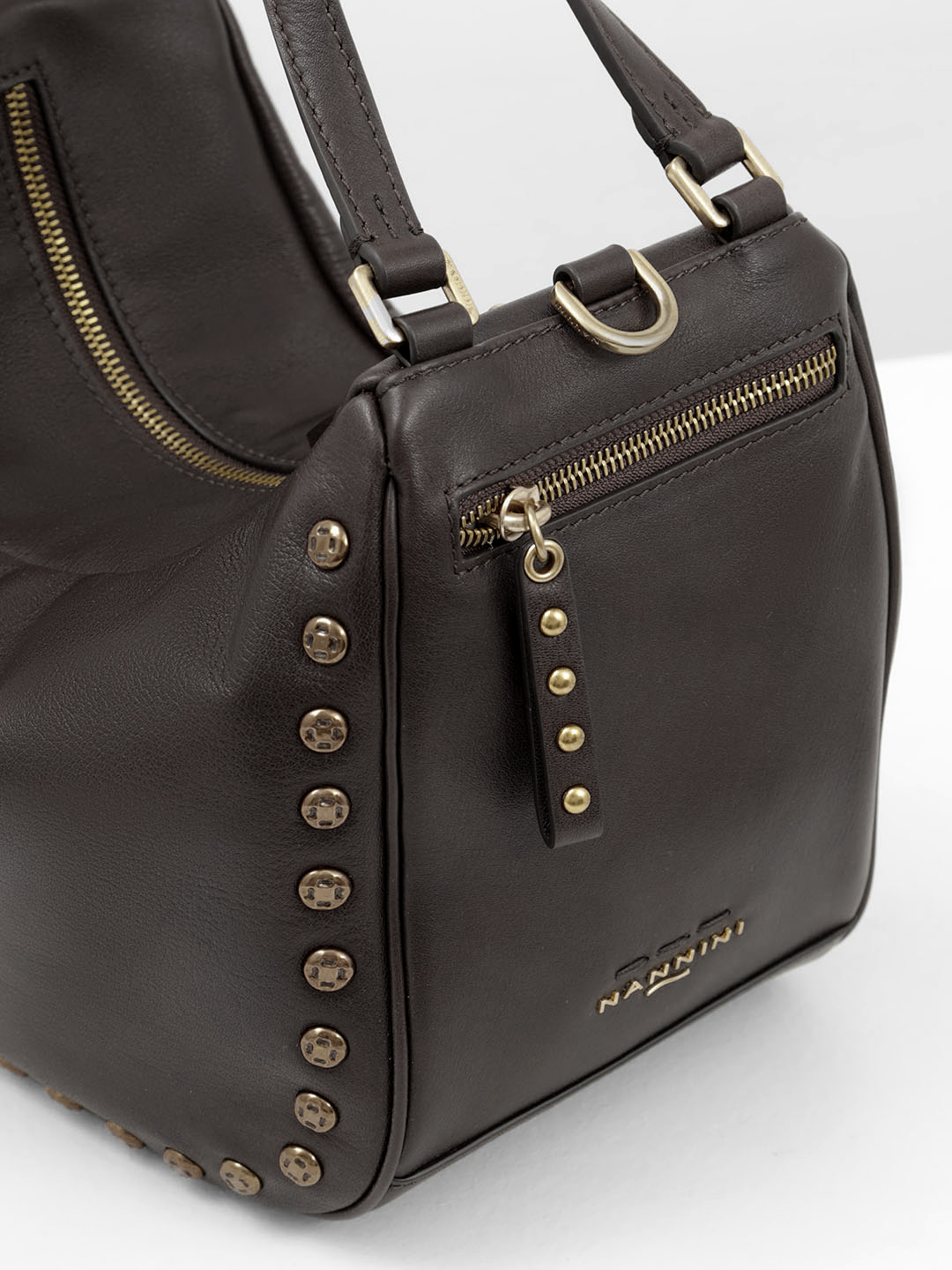 Сумка через плечо с двумя ручками и клепками в коричневом цвете