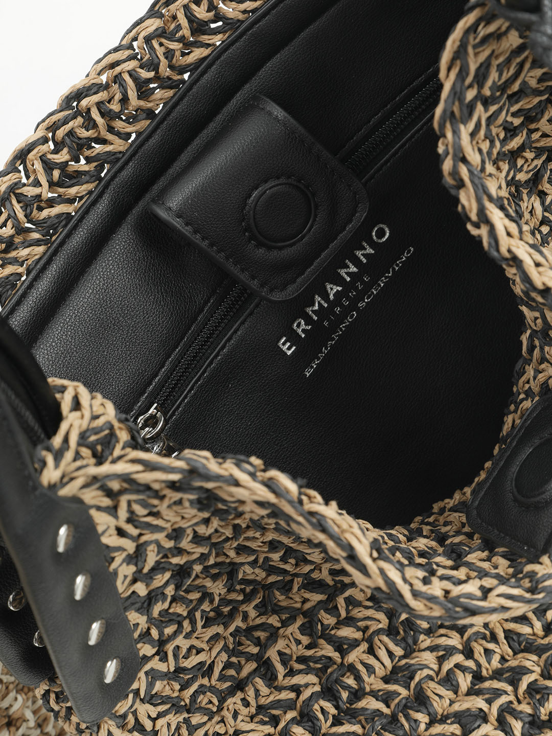 Сумка-мешок с плетеной ручкой от Ermanno Firenze из рафии черного и темно-бежевого цвета