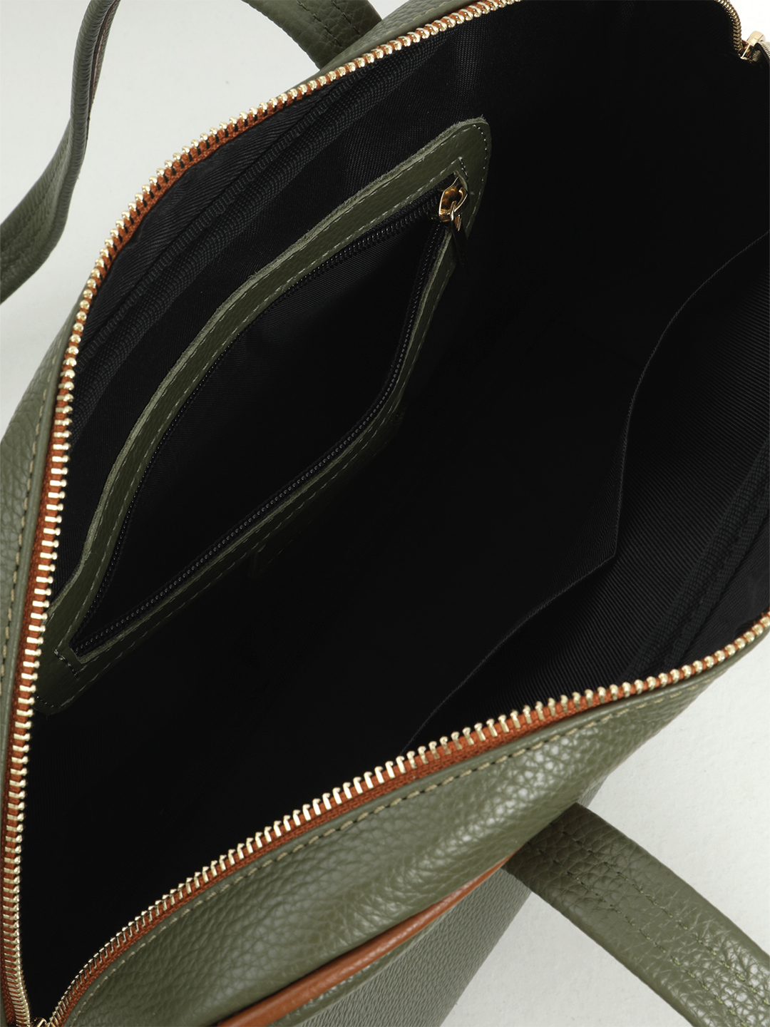 Сумка в размере L с золотистой фурнитурой от FOLLE оливкового цвета