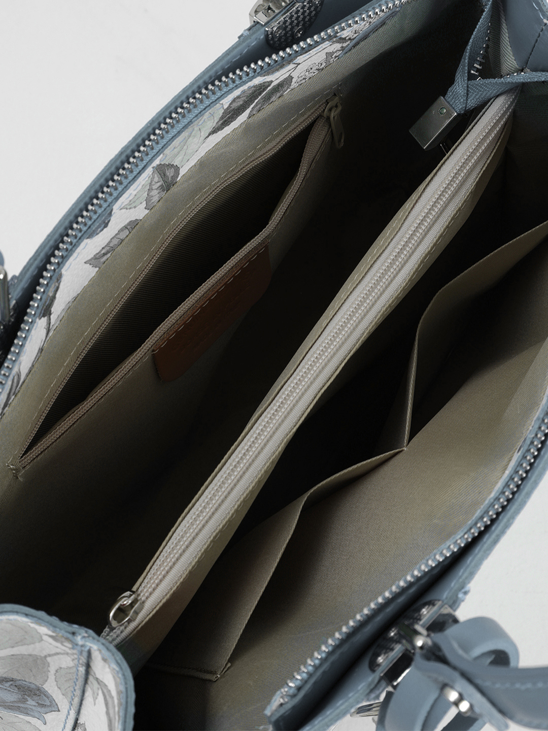 Сумка-тоут с цветочным принтом и кисточкой в голубом оттенке от Folle