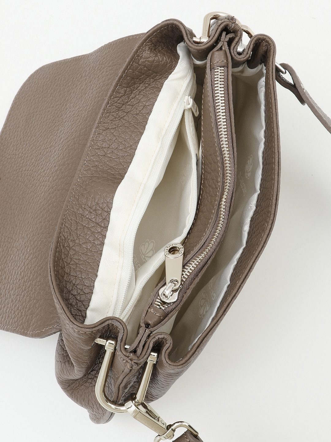 Кросс-боди с клапаном в виде ремня от Di Gregorio из натуральной кожи в цвете тауп