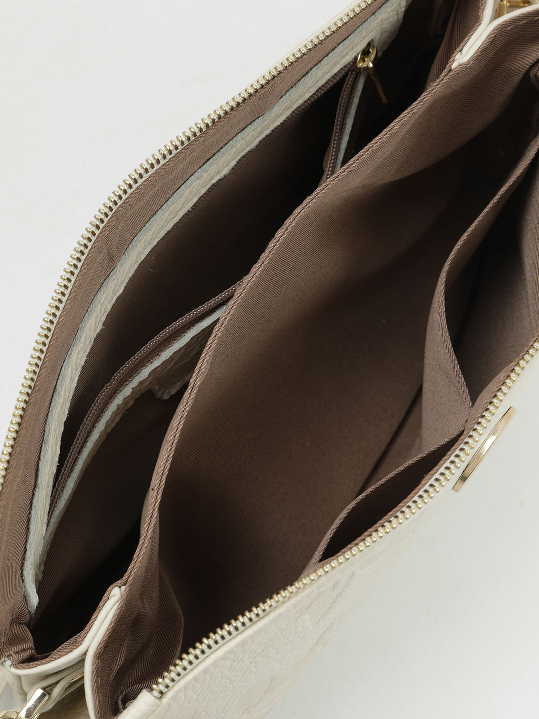 Сумка-клатч от FOLLE с оборками по бокам из натуральной кожи бежевого цвета с цветочным объемным тиснением