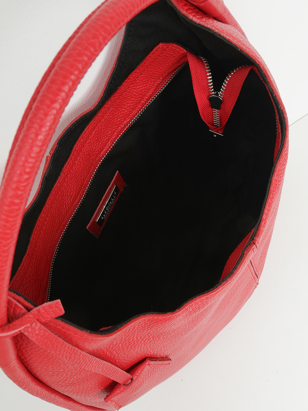 Сумка-мешок на плечо с серебристой фурнитурой от RIPANI в красном цвете