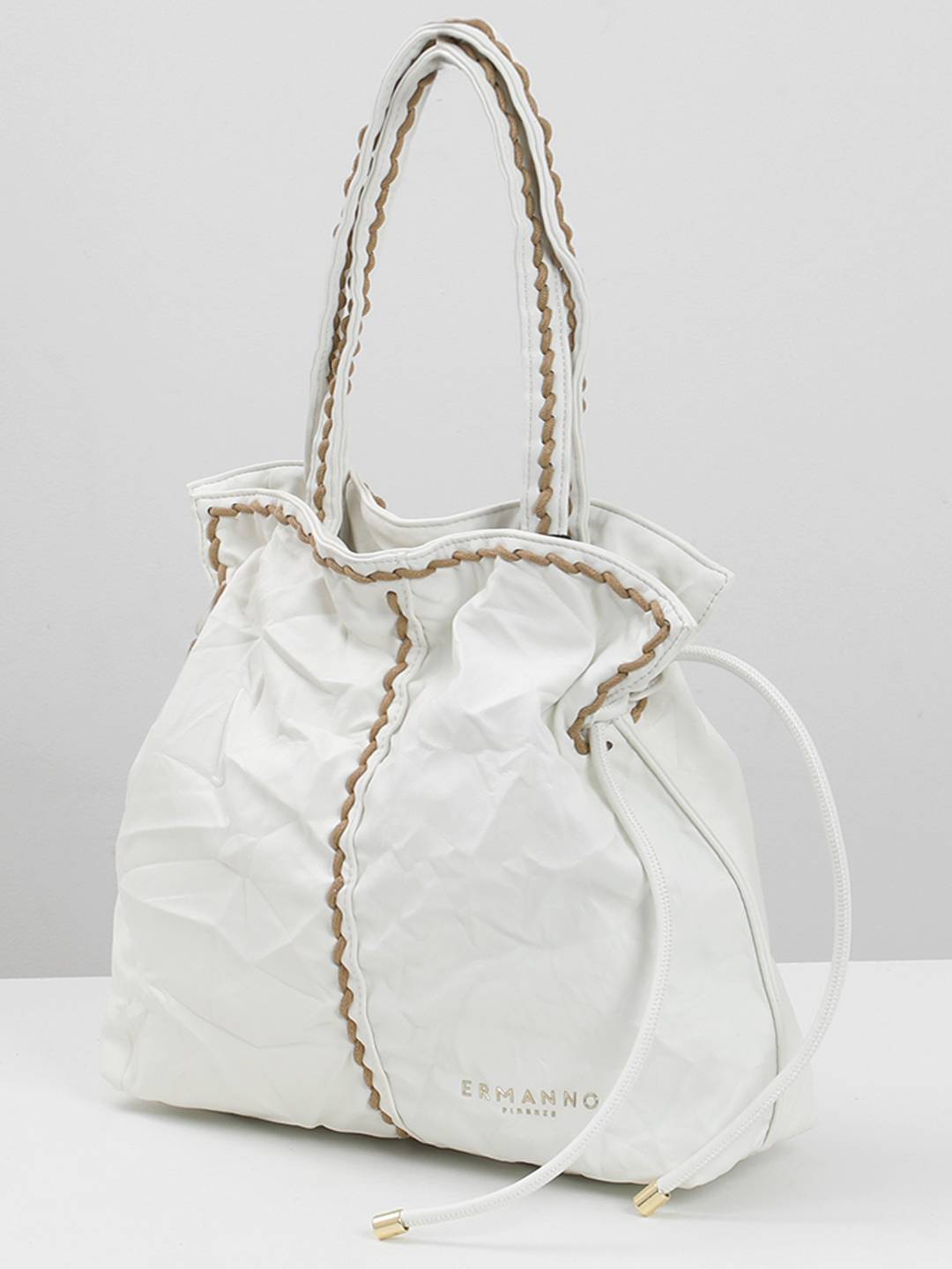 Шоппер в размере L с объёмной строчкой от ERMANNO FIRENZE в белом цвете