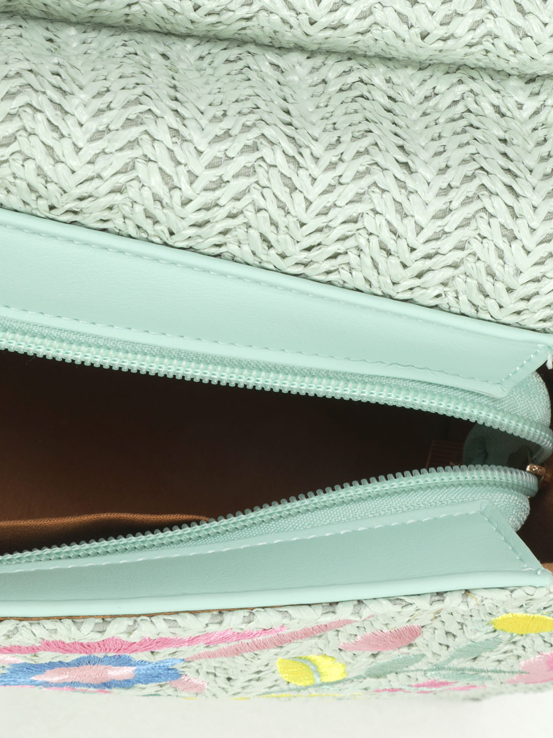 Сумка через плечо с клапаном на планке от Ivory из рафии светло-мятного цвета с вышивкой