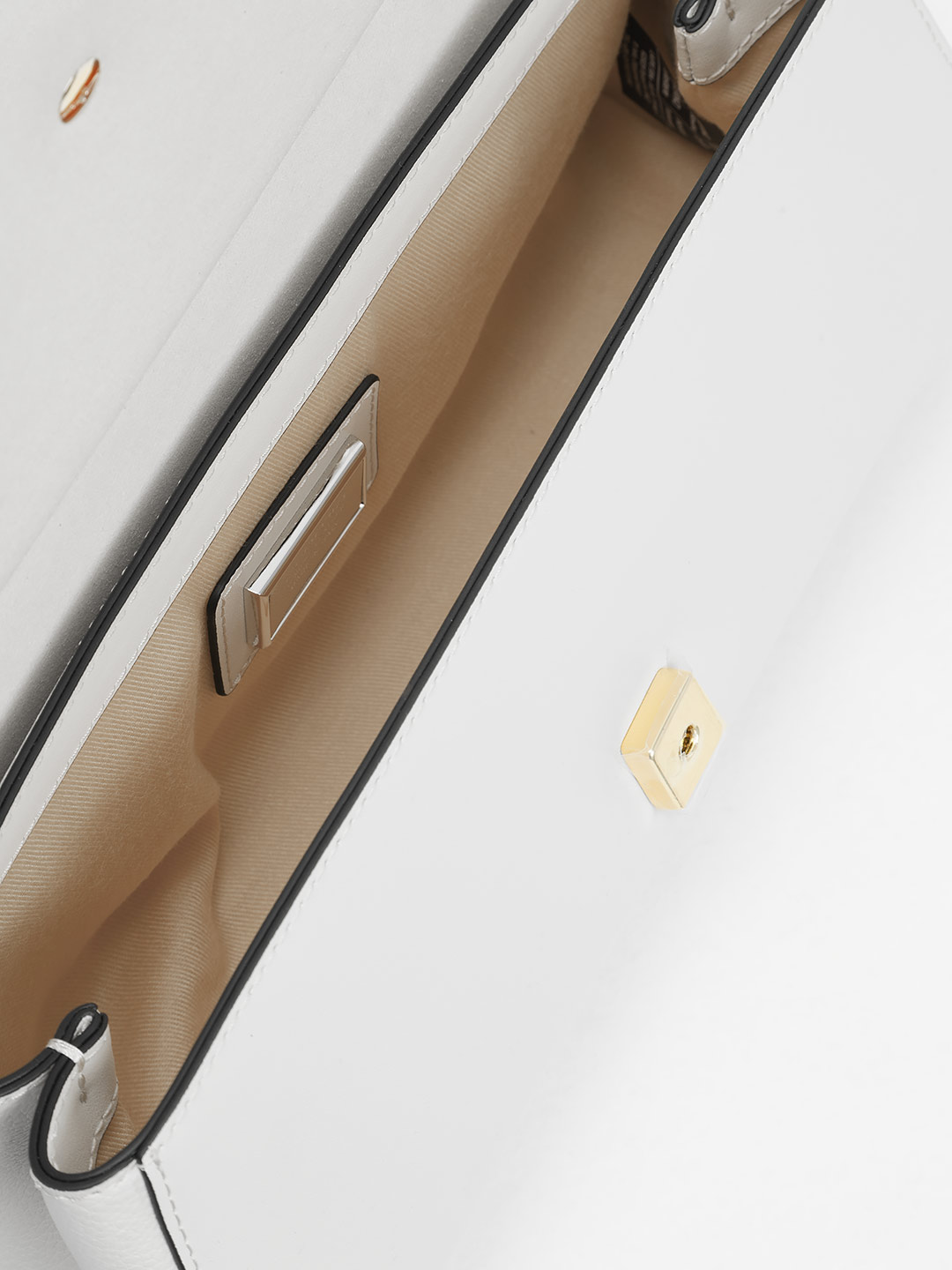 Сумка-багет с пряжкой на клапане от Cromia из натуральной белой кожи