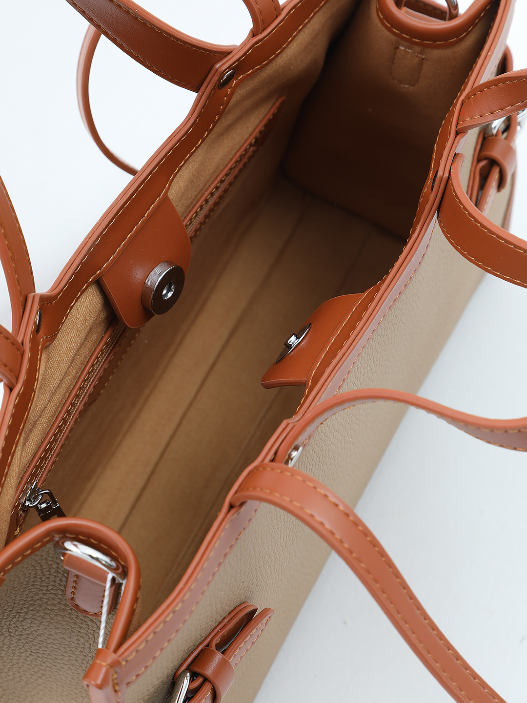 Сумка с двумя парами ручек и контрастными вставками от IVORY оттенка тауп