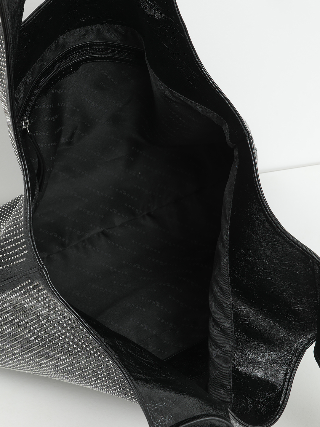Чёрная сумка-шопер с металлическими клёпками от John Richmond