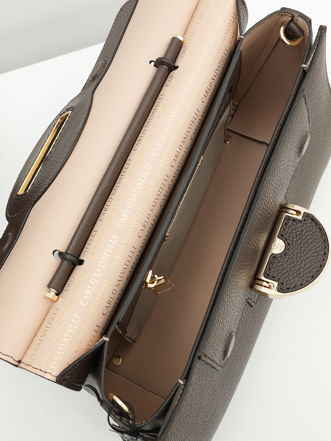 Сумка от Carlo Salvatelli с круглой кожаной пряжкой из кожи шоколадного цвета