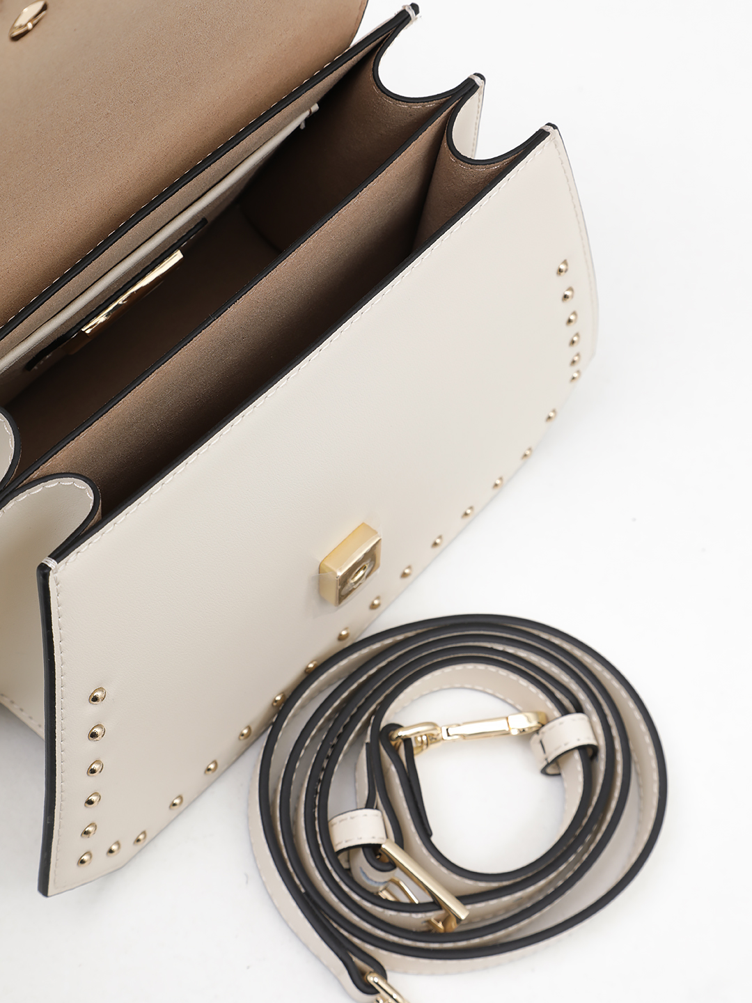 Сэтчел от Cromia в натуральной коже молочного оттенка с клепками и стразами