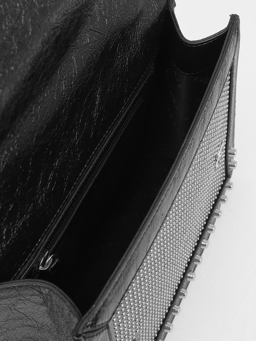 Чёрная сумка через плечо в размере М с монограммой из серебристого металла от John Richmond