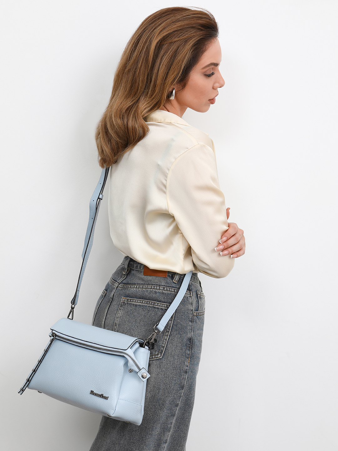 Голубая кросс-боди на плечо с металлическими буквами Vanessa Scani