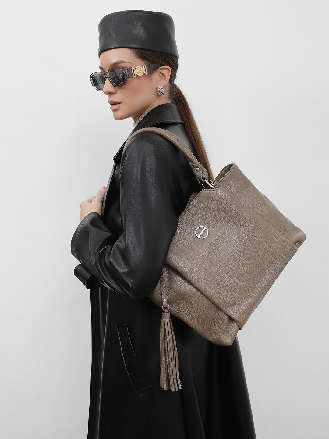 Классическая сумка-хобо с кожаным пуллером-кисточкой от FOLLE оттенка тауп