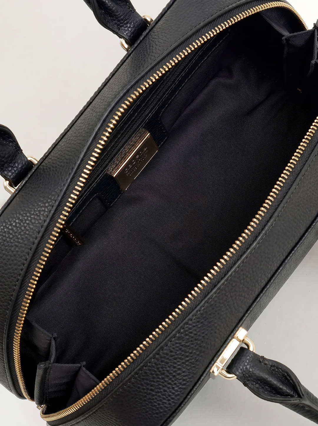 Небольшая сумка трапециевидной формы с жесткими ручками от Cromia из натуральной черной кожи