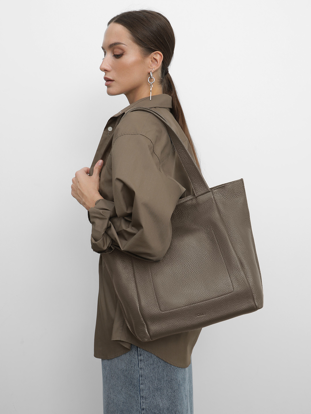 Объёмный шоппер из натуральной кожи с карманом на магните от FOLLE в цвете тауп