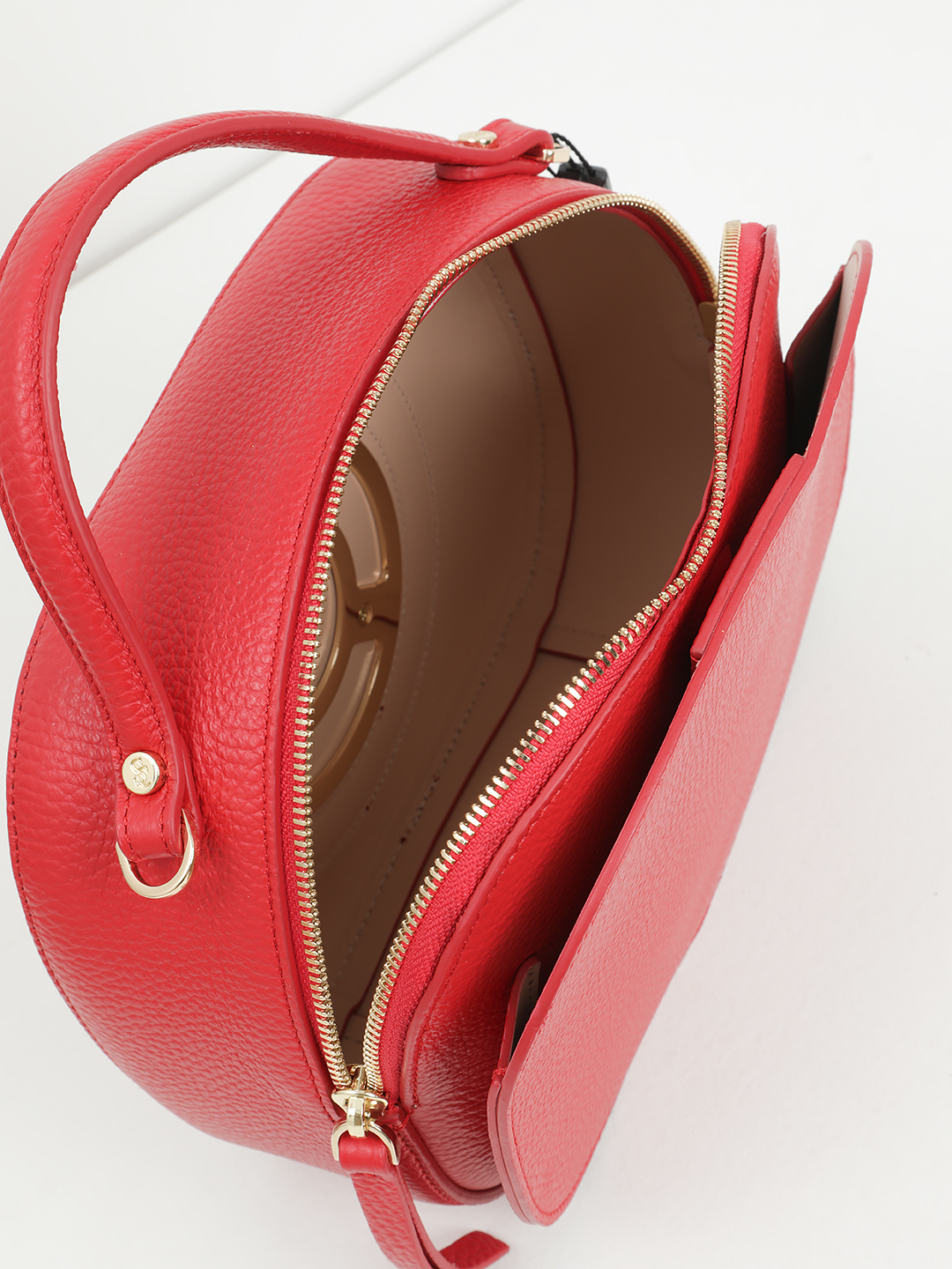 Красная сумка-боулер с именными буквами из золотого металла от Carlo Salvatelli