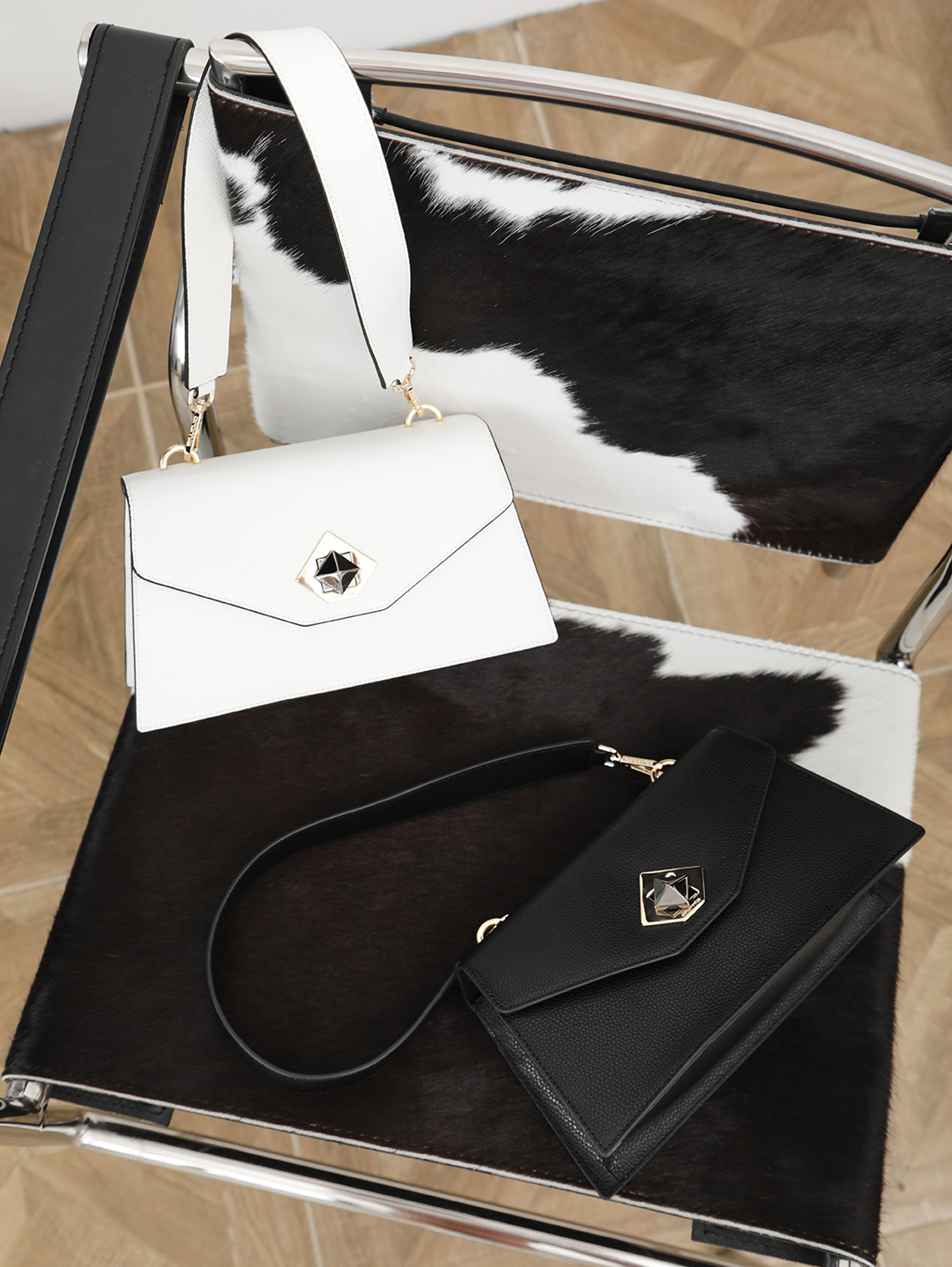 Кросс-боди на плечо с именной гравировкой на карабинах от CROMIA в белом цвете