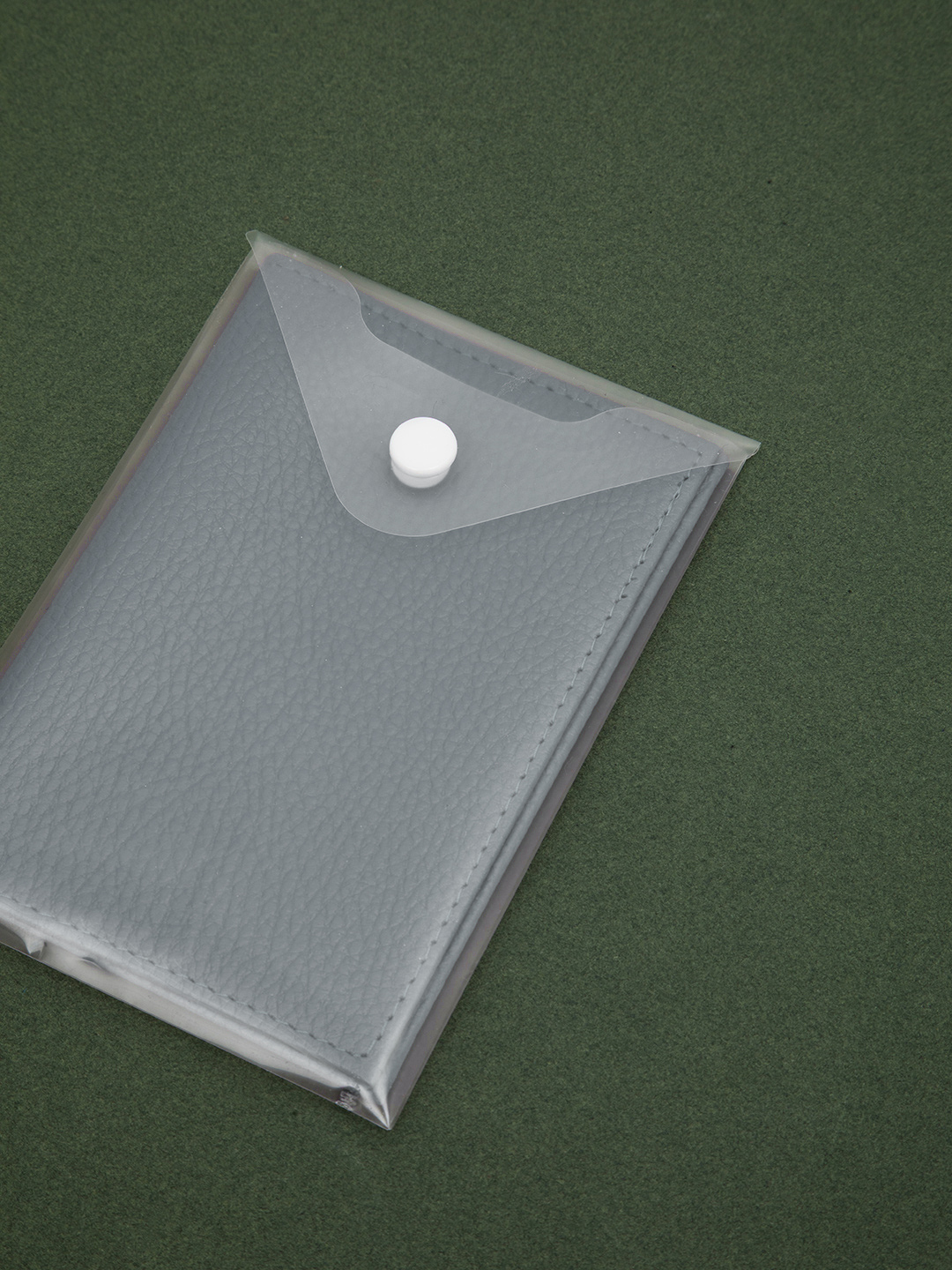 Обложка из натуральной кожи от бренда Alessandro Beato в сером цвете