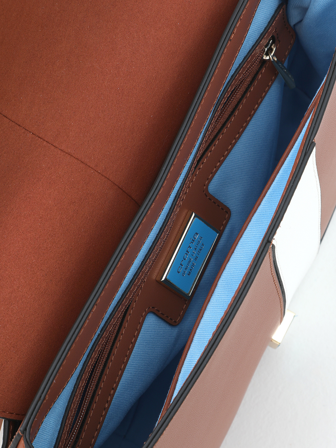 Полукруглая сумка в стиле колор-блок с золотистой плашкой CROMIA в ореховом оттенке