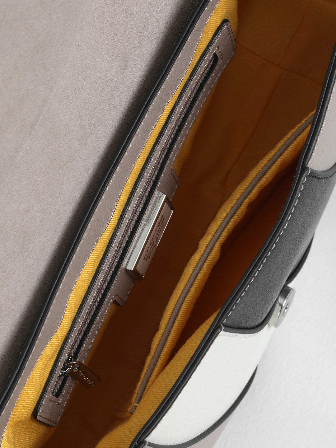 ������� ����� ����� �� ������ CROMIA � ������� ���� � ����� ����� ����