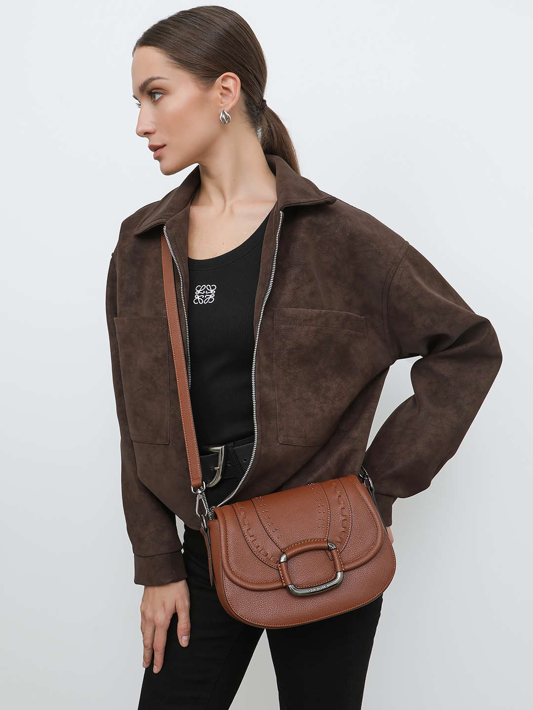 Кросс боди от Cromia в натуральной коже орехового цвета с клепками и плетением