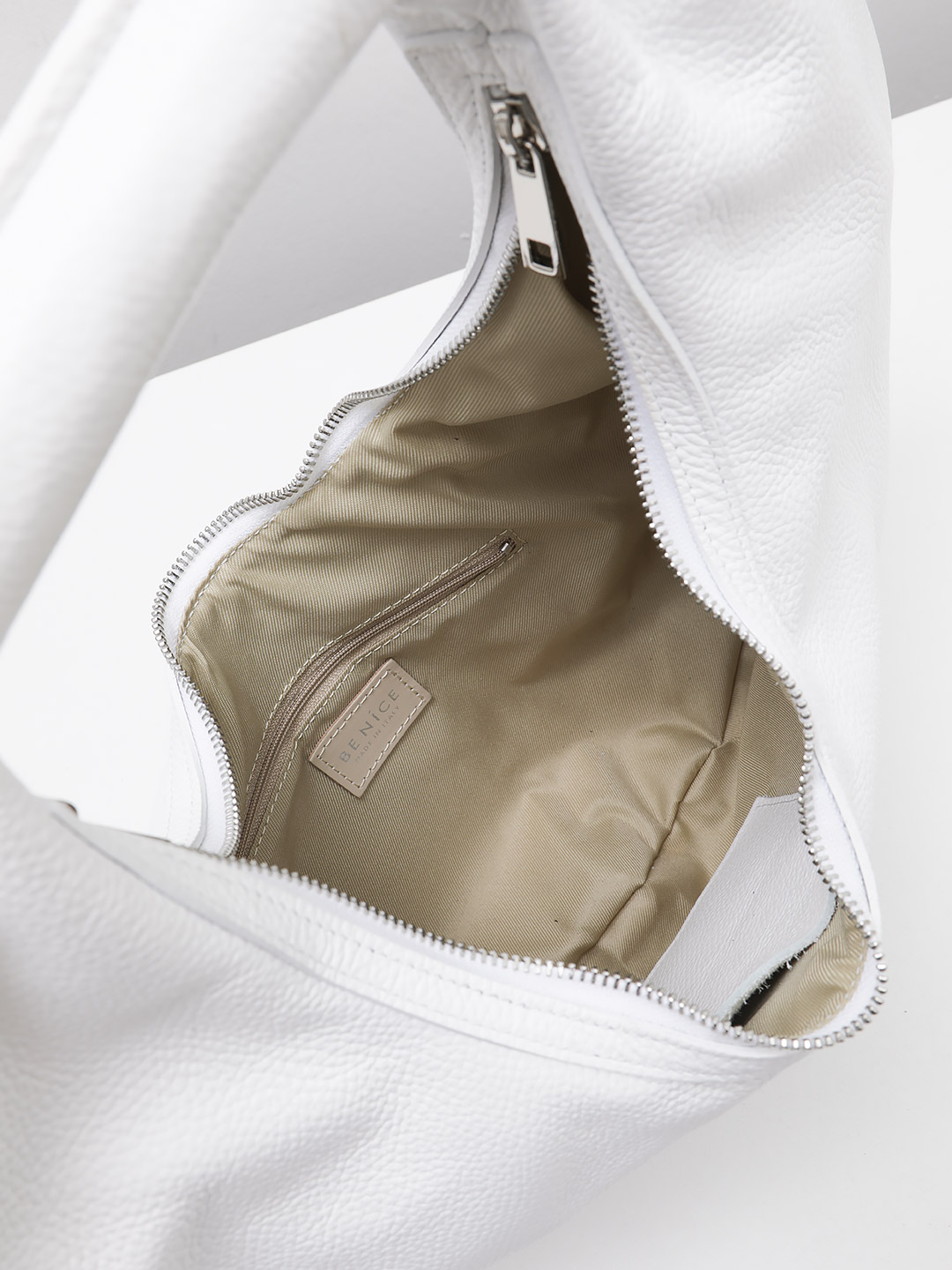 Круглая сумка с фирменной круглой фурнитурой BE NICE из натуральной кожи белого цвета