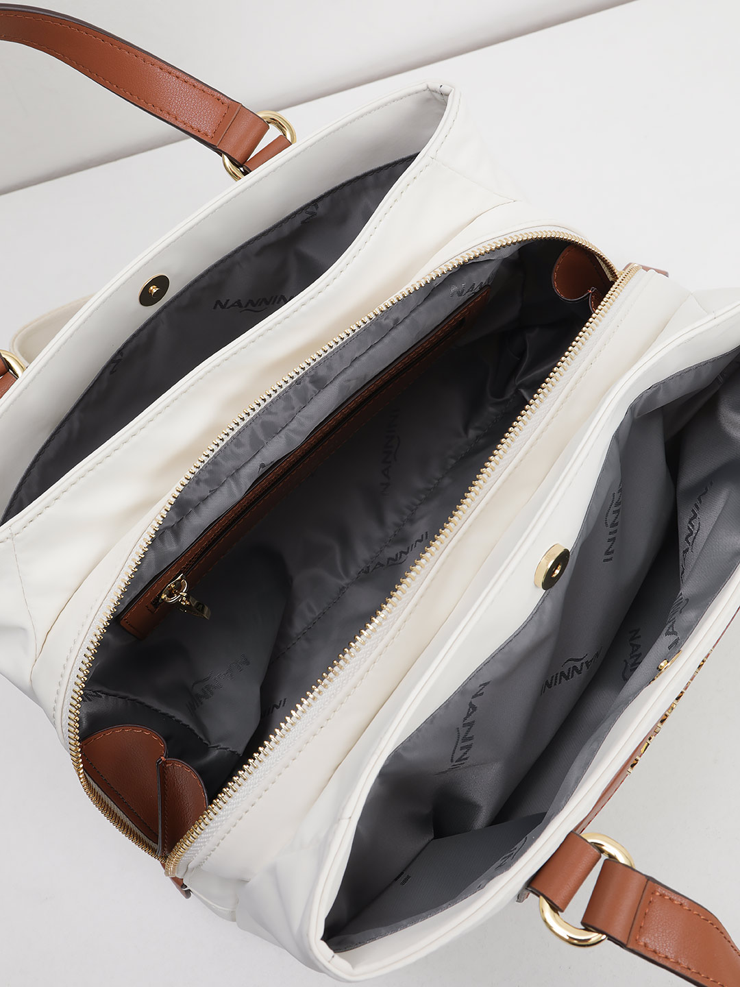 Классическая сумка с широким ремнем на плечо от Nannini из текстиля молочного цвета