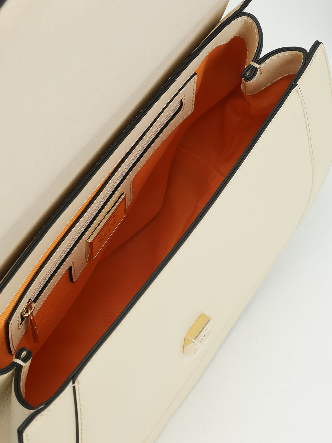 Сумка закругленной формы с одной ручкой и пряжкой на клапане от Cromia из натуральной бежевой кожи