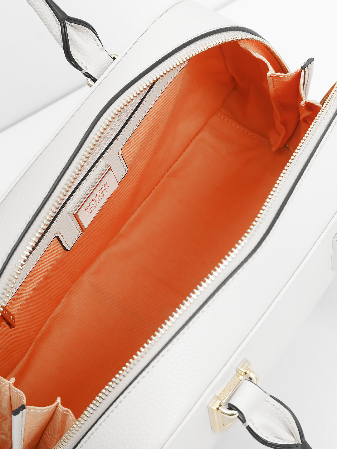 Небольшая сумка трапециевидной формы с жесткими ручками от Cromia из натуральной белой кожи