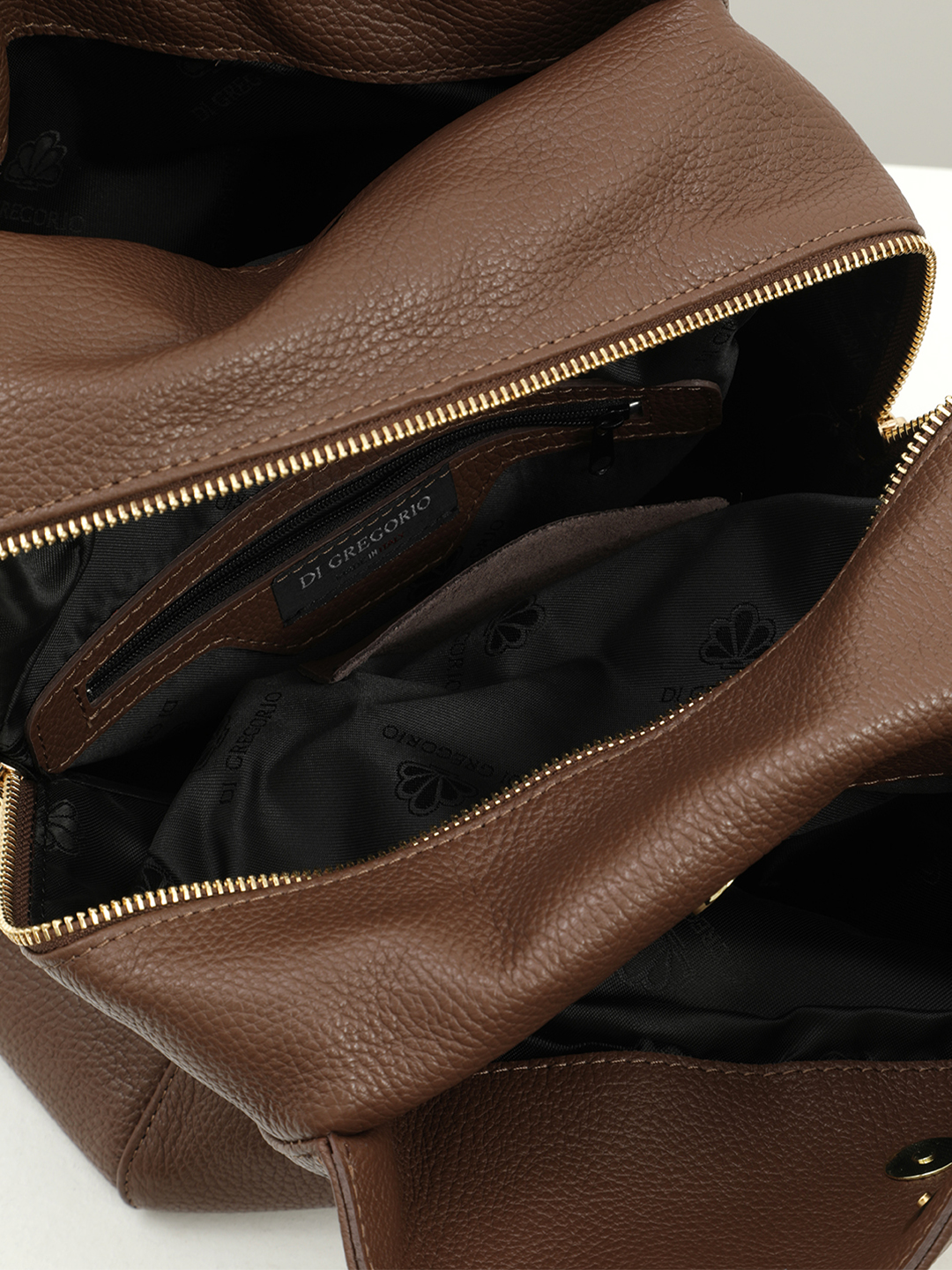 Сумка-рюкзак от Di Gregorio с акцентной круглой фурнитурой в ореховом цвете