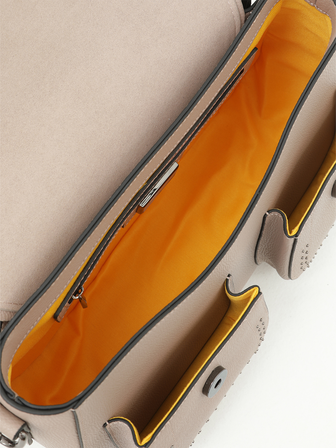 Сумка от Cromia в натуральной коже пудрового цвета с клепками и плетением