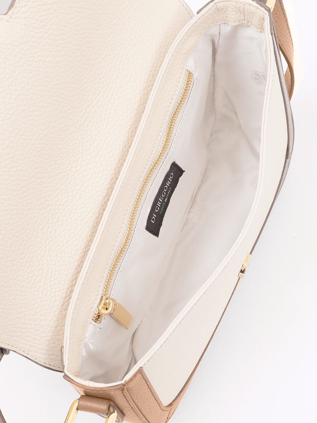 Ассиметричная сумка-багет с длинным плечевым ремнём от Di Gregorio в сочетании коричневого цвета и оттенка латте