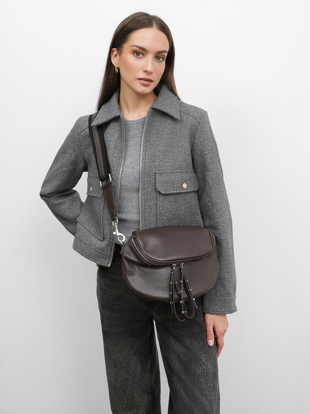 Полукруглая мягкая кросс-боди с длинными кожаными пуллерами с клёпками от FOLLE в коричневом цвете 