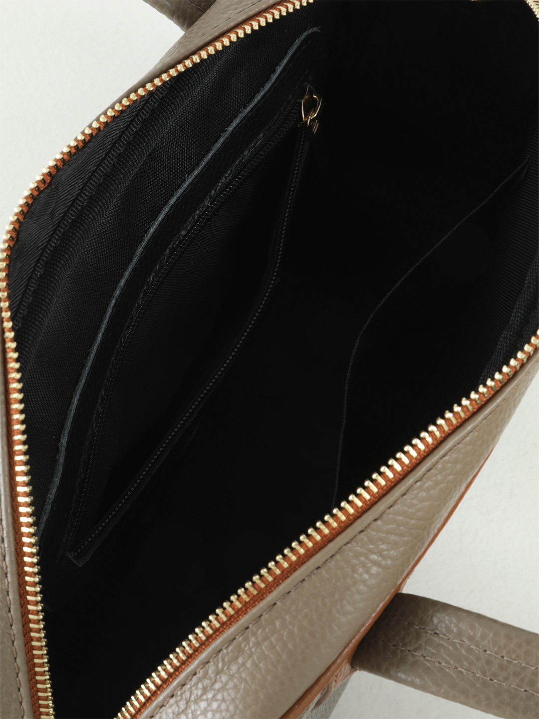 Сумка в размере М с золотистой фурнитурой от FOLLE оттенка тауп