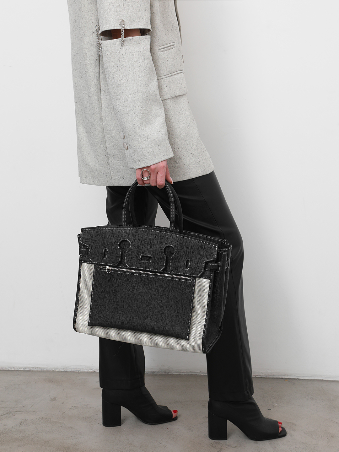 Сумка-сэтчел с фирменной строчкой от IVORY из льна и натуральной кожи чёрного цвета