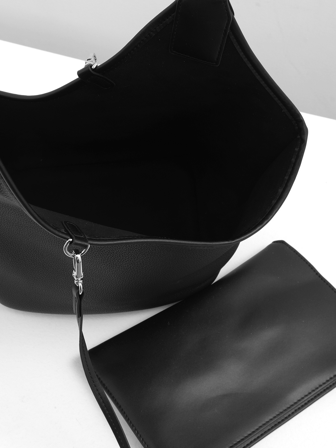 Сумка с регулируемой ручкой и сумкой-косметичкой от IVORY в чёрном цвете