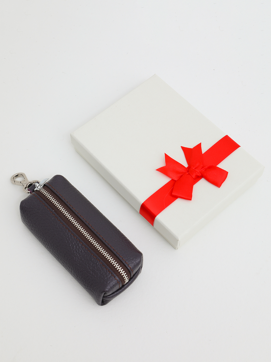 Ключница из натуральной кожи в подарочной коробке бренда Alessandro Beato тёмно-фиолетового цвета