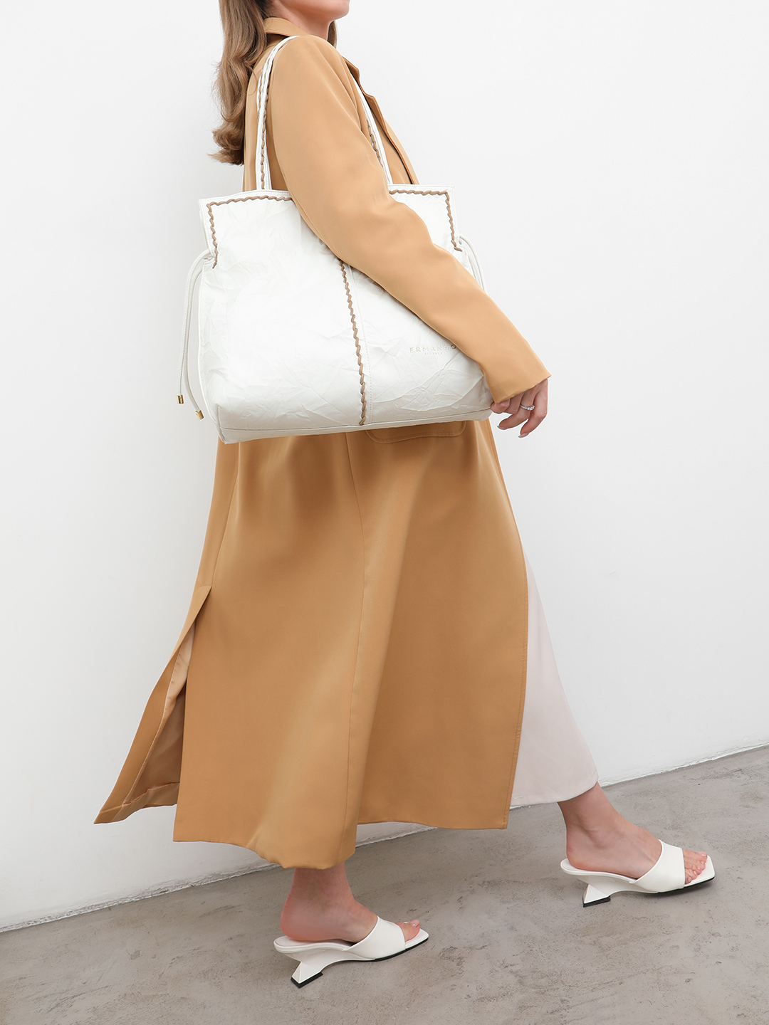 Шоппер в размере L с объёмной строчкой от ERMANNO FIRENZE в белом цвете