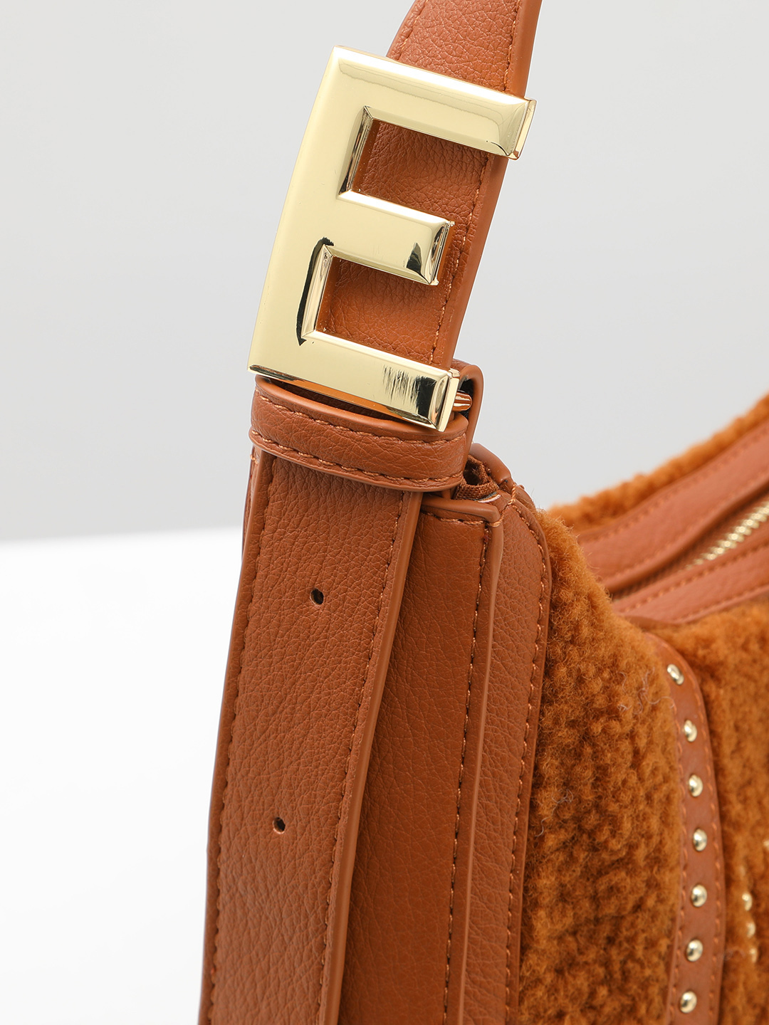 Сумка-хобо в размере "М" с надписью из металлических клёпок от ERMANNO FIRENZE оттенка загара