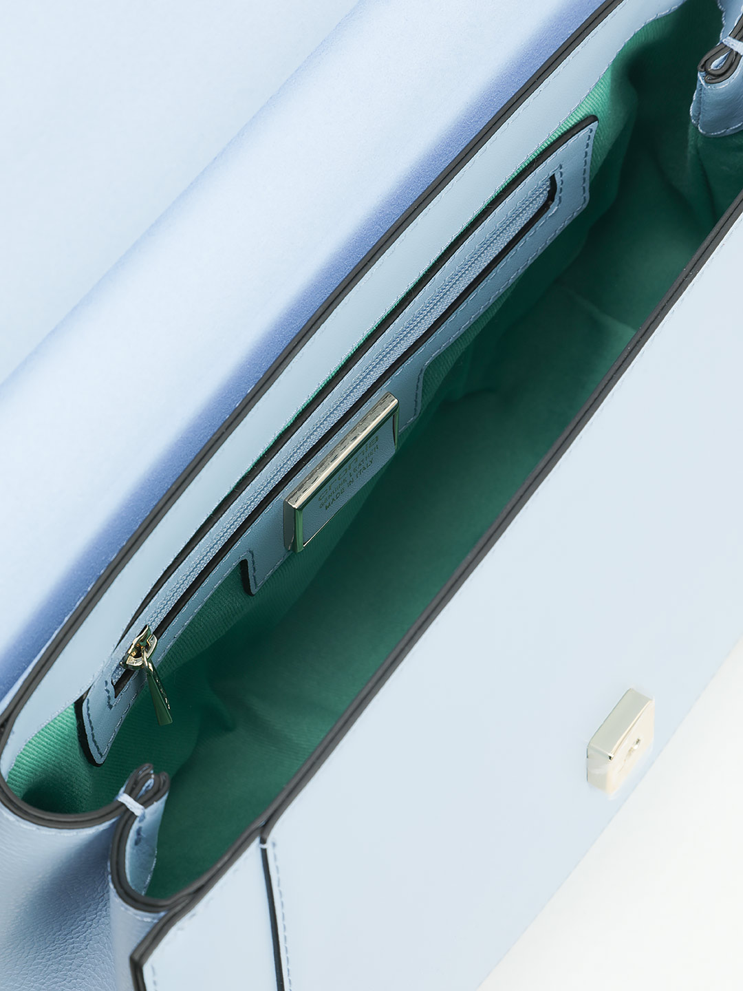 Сумка закругленной формы с одной ручкой и пряжкой на клапане от Cromia из натуральной голубой кожи