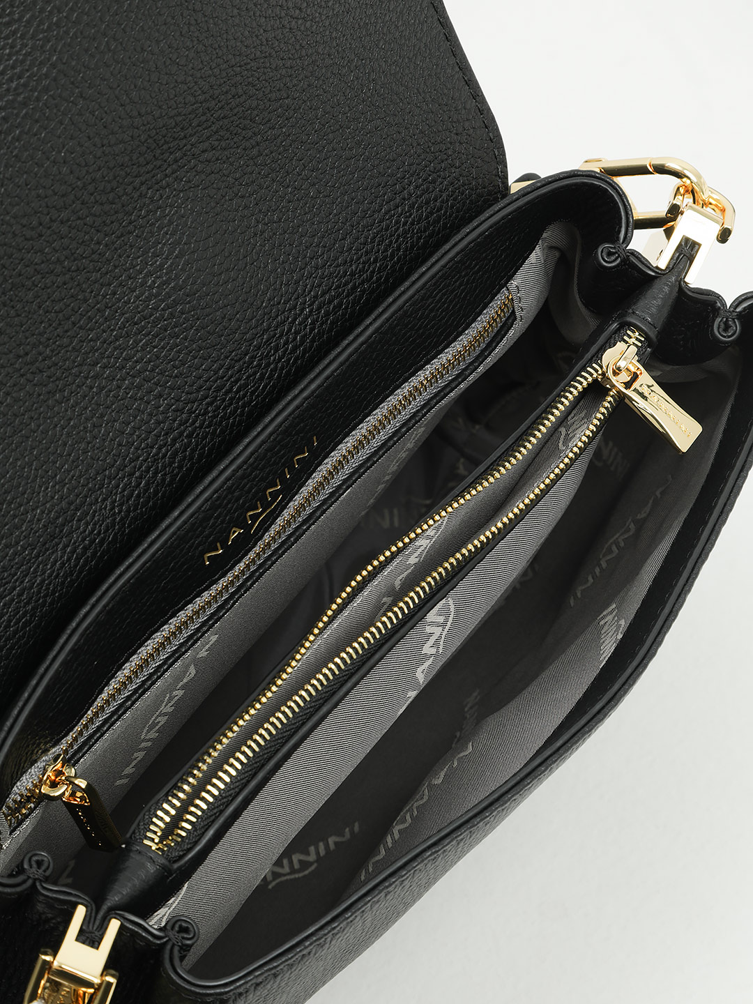 Сумка через плечо с брендированным клапаном и широким ремнём от Nannini черного цвета